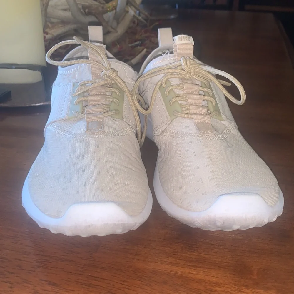 NIKE RUNNING SHOES WOMENS SIZE 9.5 IVORY CREAM COLOR HARD TO FIND